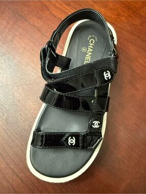 New store display Chanel Black Patent Leather Logo Strap Sandal size 5